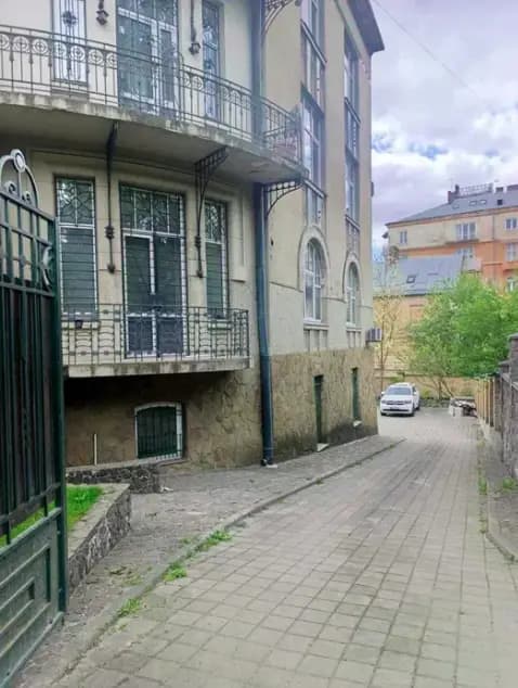 Будинок/фасад — Продам 4-кімнатну квартиру 158 м², центр