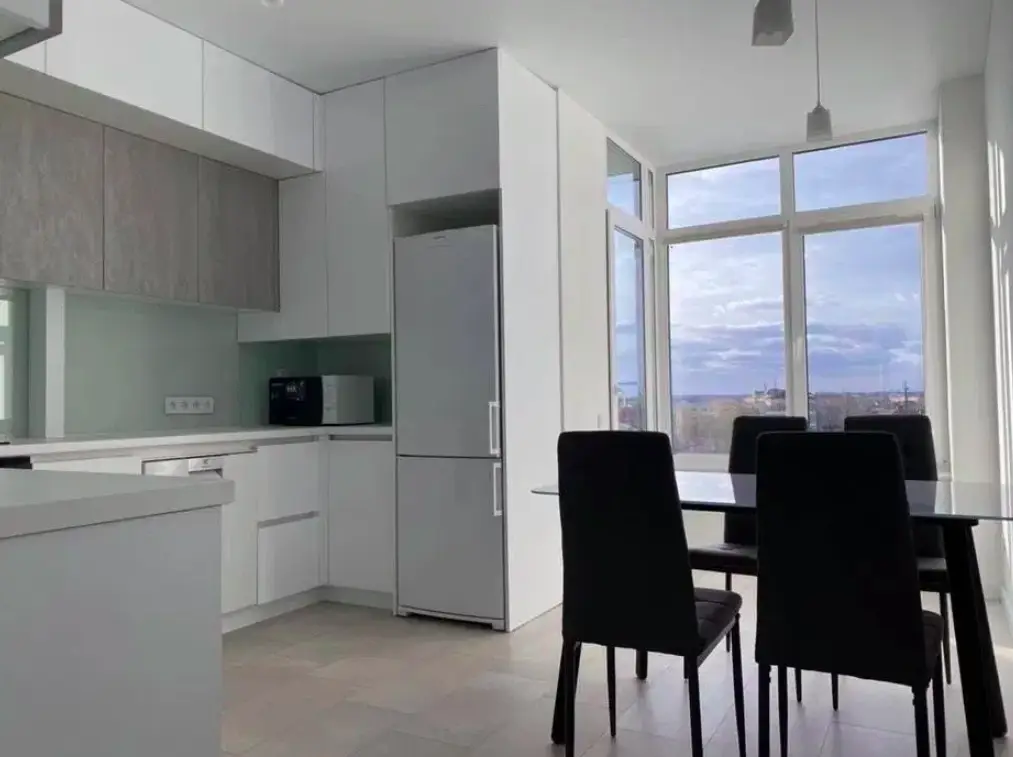 Дизайнерська двокімнатна квартира, 65 м², центр Луцька